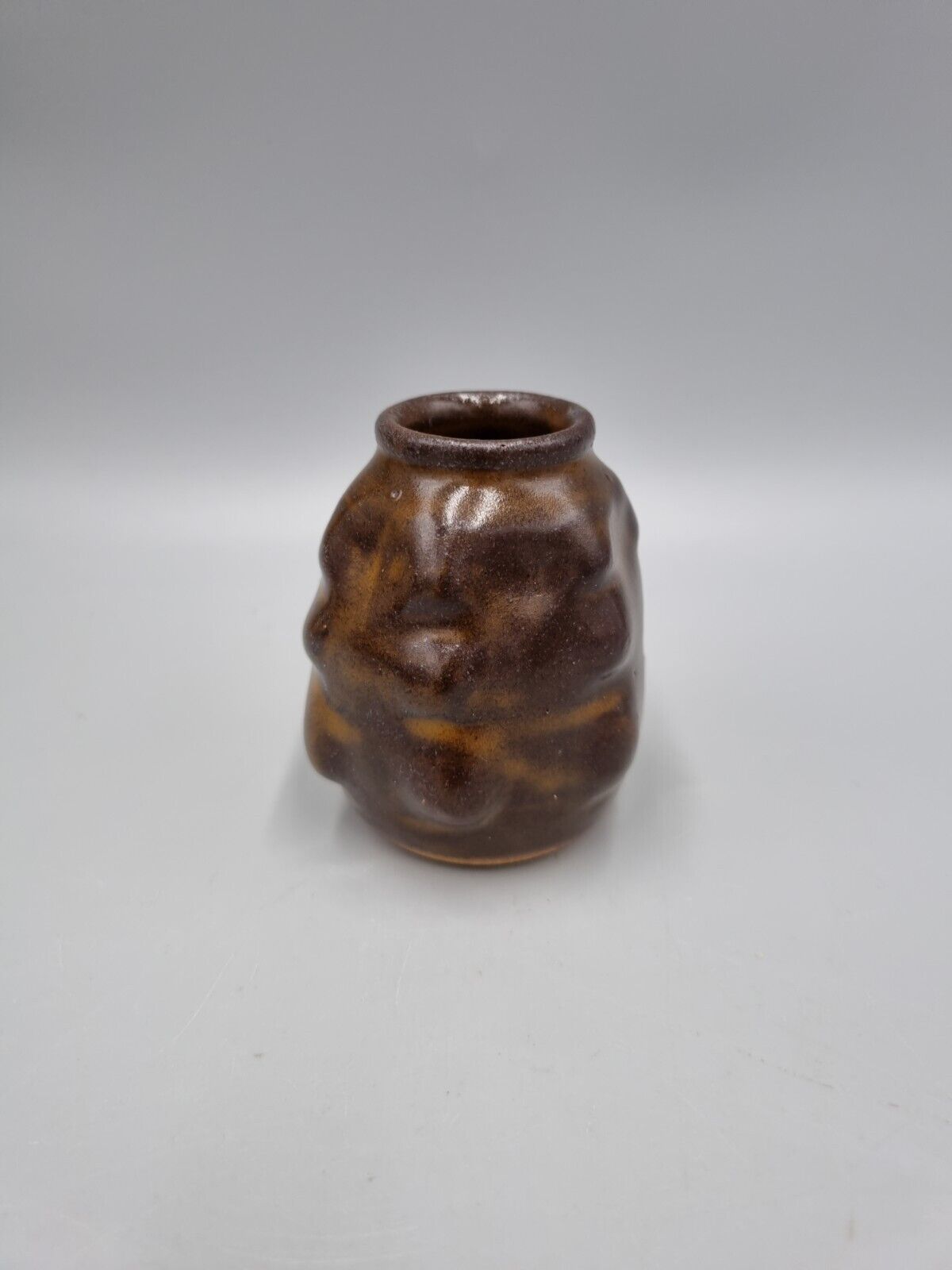 A Susan Threadgold Studio Pottery Small Knobbly Posy / Bud Vase. VGC.