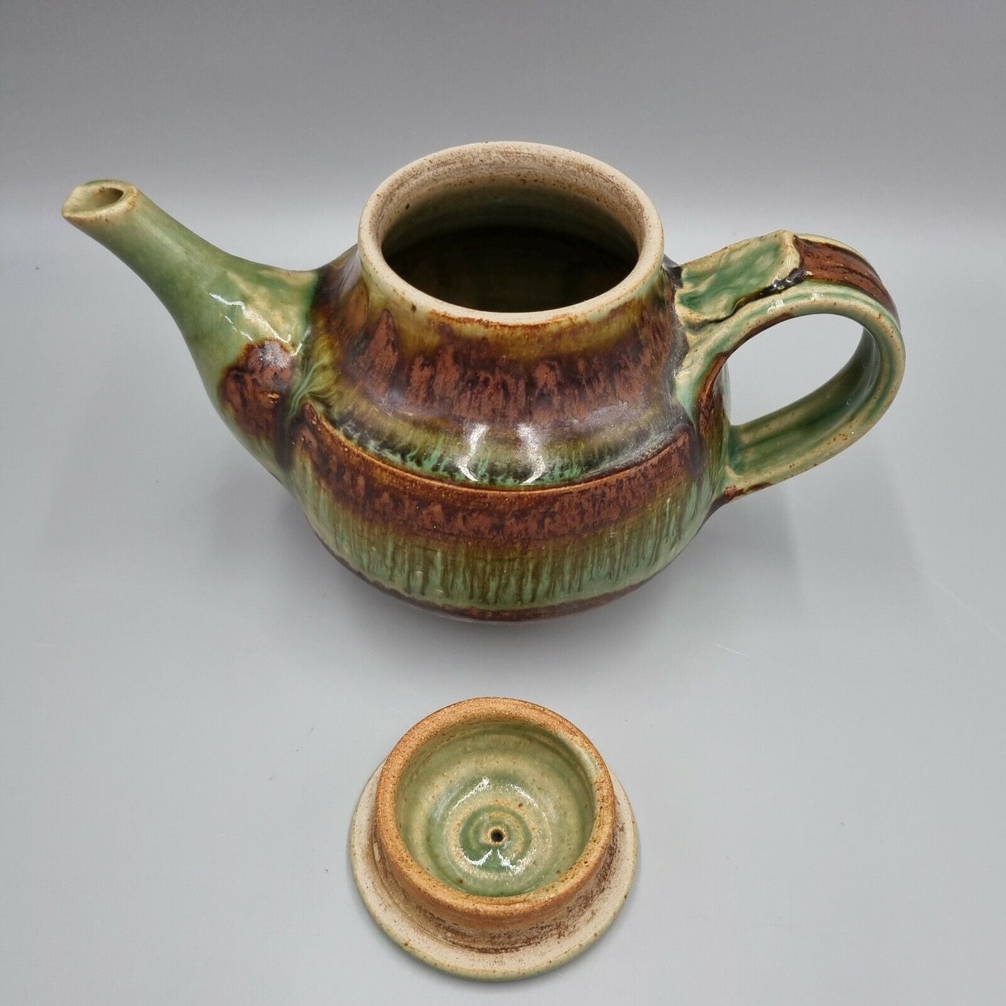 A Studio Pottery Tea Pot by Doug Jones of Floating World Pottery, Signed. VGC.