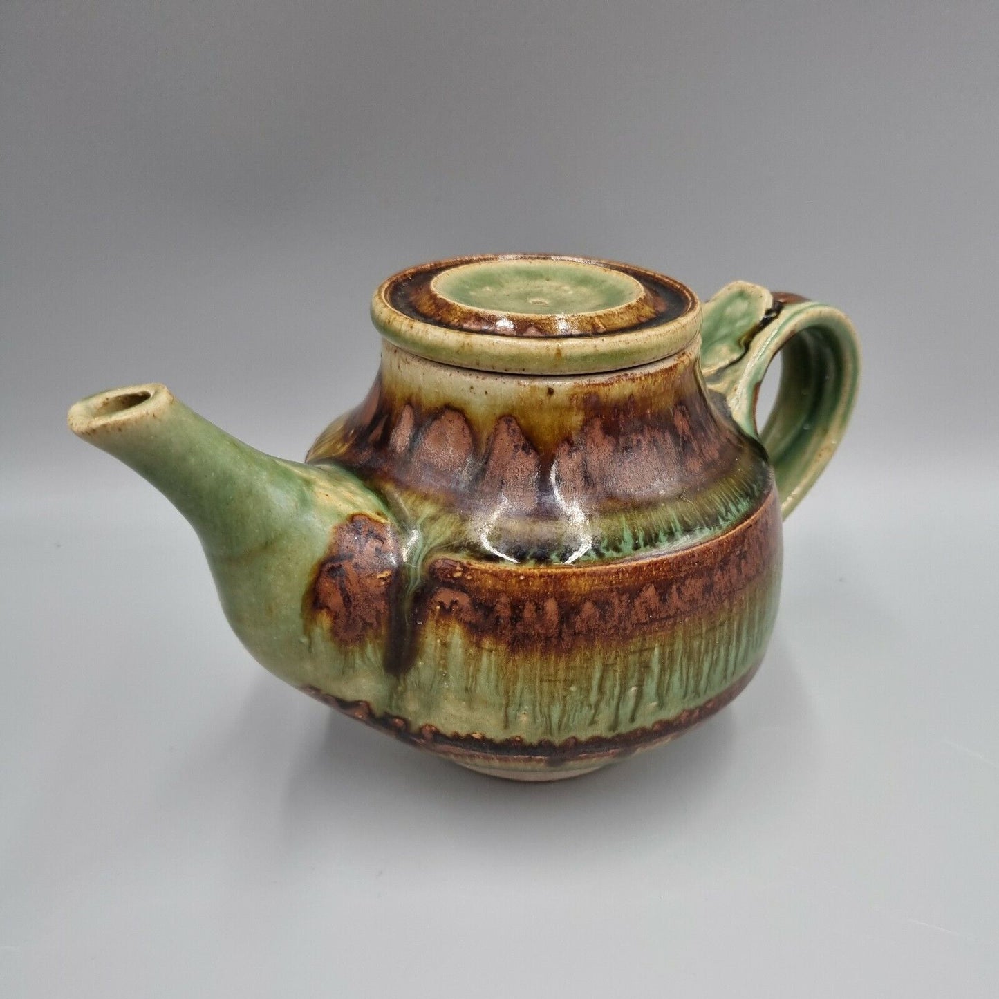 A Studio Pottery Tea Pot by Doug Jones of Floating World Pottery, Signed. VGC.