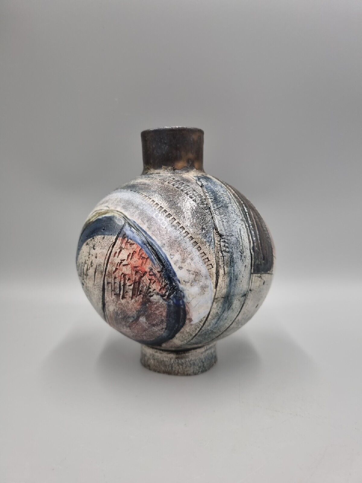 A Field Place Pottery Ceramic Moon Jar / Pot / Vase By Jessica Jordan. Signed.