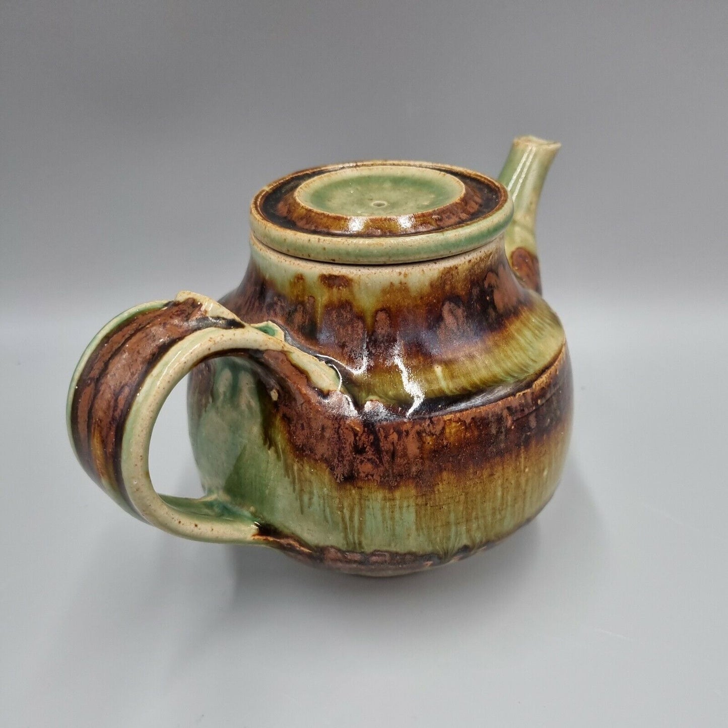 A Studio Pottery Tea Pot by Doug Jones of Floating World Pottery, Signed. VGC.