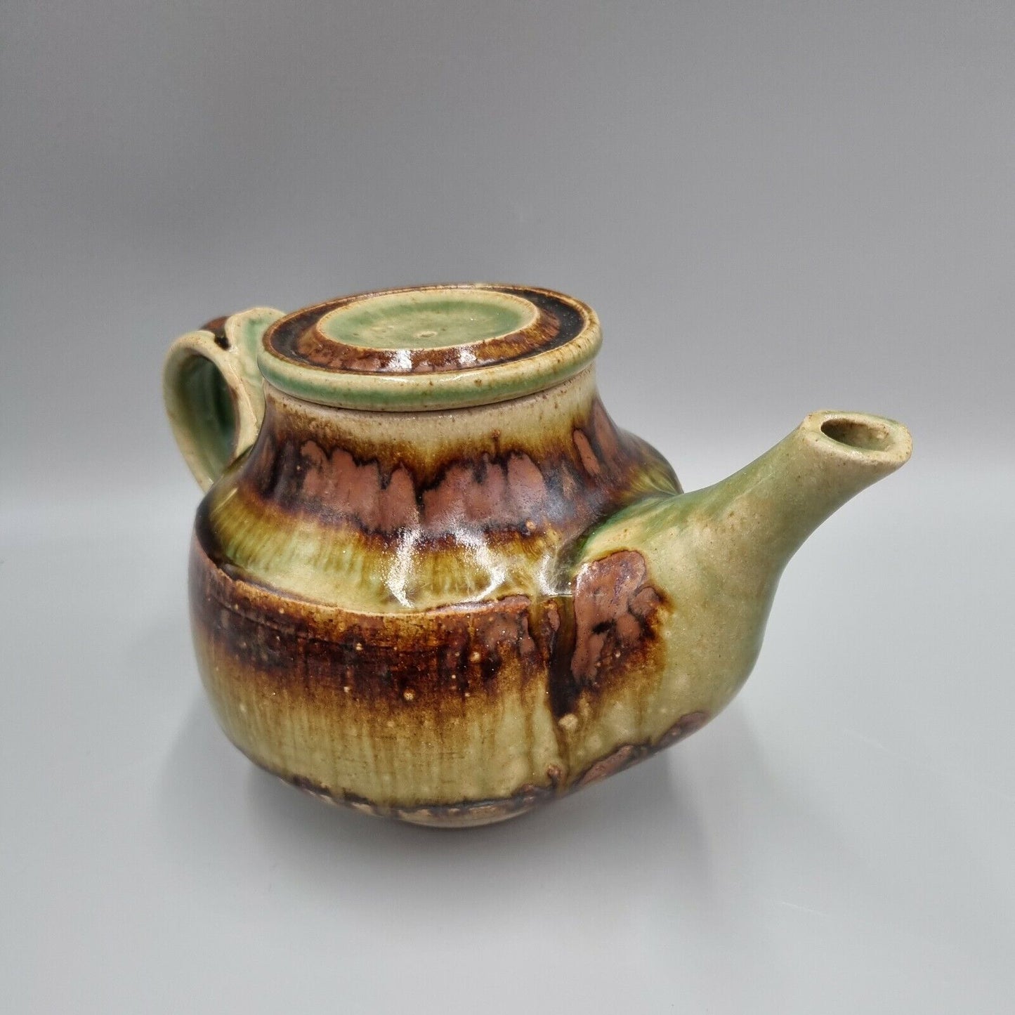 A Studio Pottery Tea Pot by Doug Jones of Floating World Pottery, Signed. VGC.